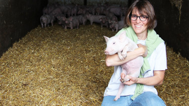 Découvrez les éleveurs de "La Viande d'Henri" : Sophie PÉDRON, éleveuse de porcs sur paille à Tréméloir (22)